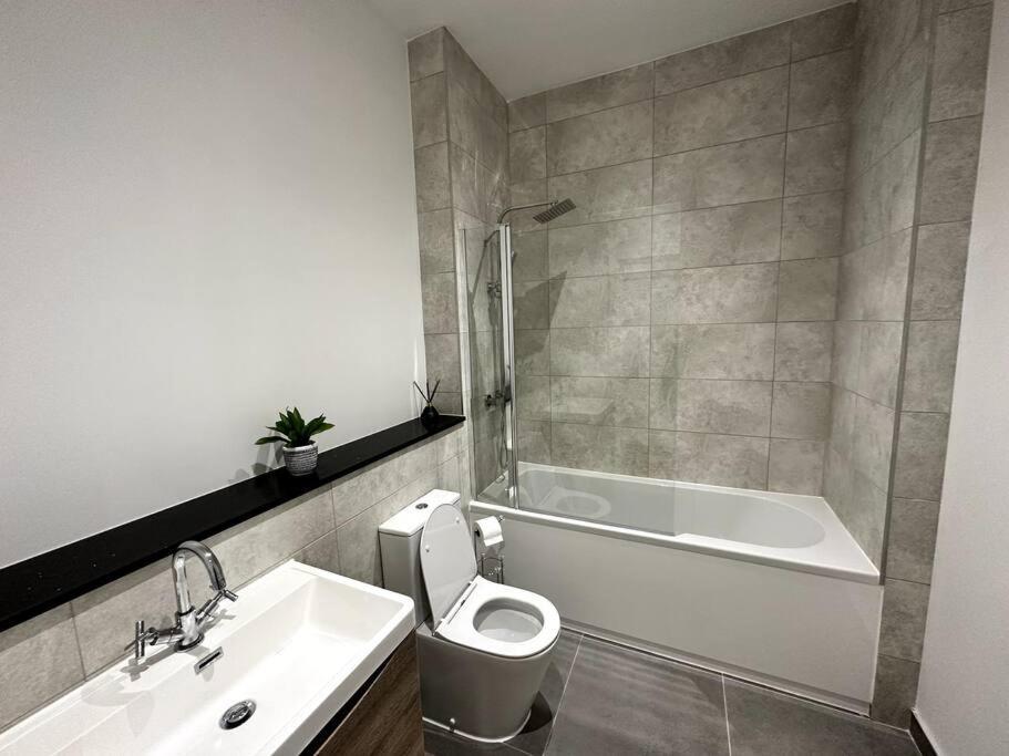 Spacious And Elegant Apartment Бирмингам Екстериор снимка